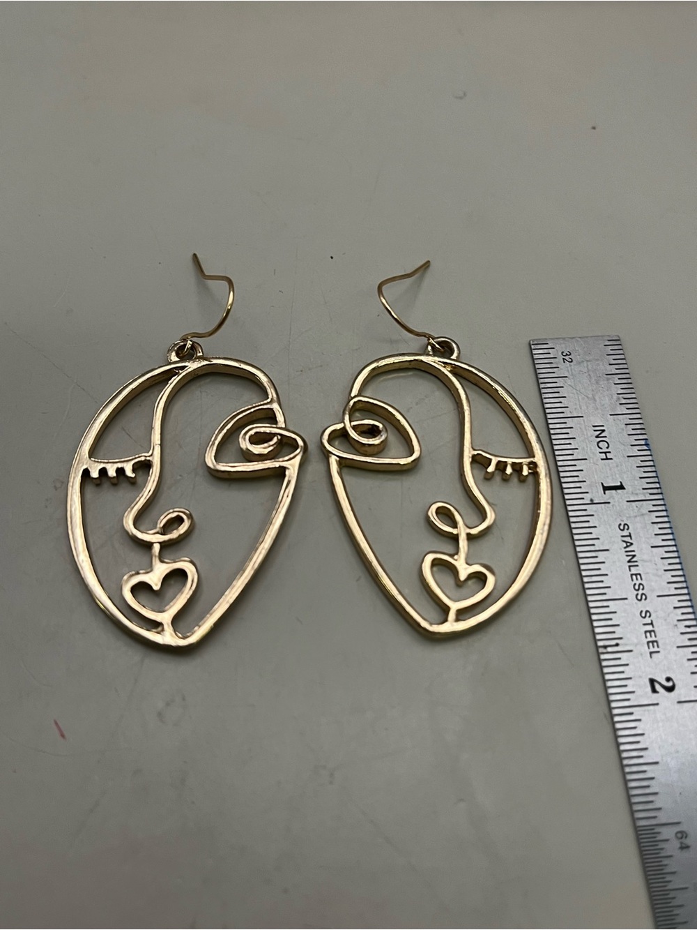 Gold Tone Abstract Face Earrings Picasso Line Art Heart Lips Dangle Drop Artsy - Picture 2 of 3